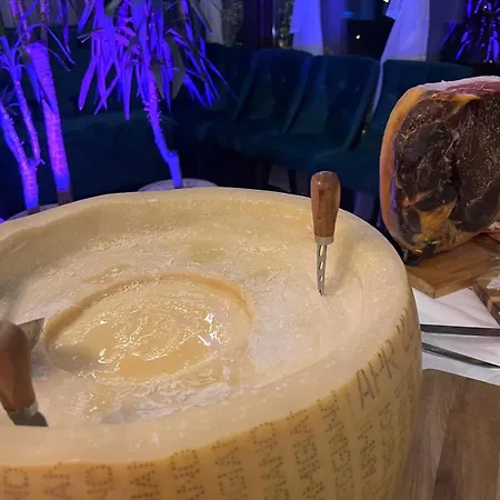 Szálloda Les Jardins Carol Bukarest