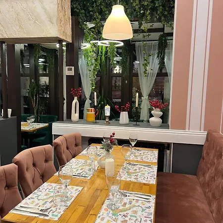 Les Jardins Carol Otel