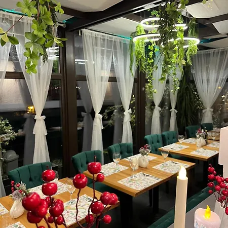 Szálloda Les Jardins Carol Bukarest