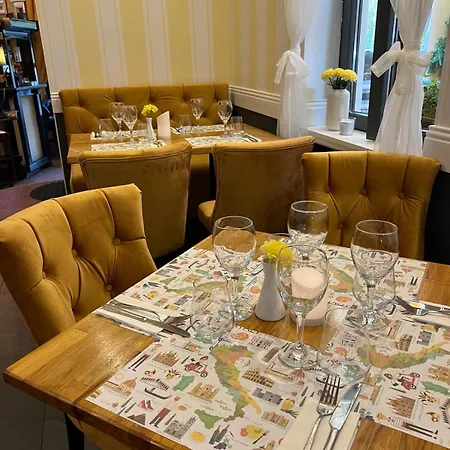 Szálloda Les Jardins Carol Bukarest