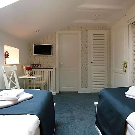 Les Jardins Carol Hotel