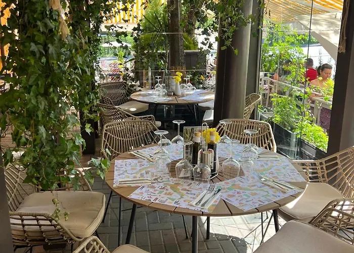 호텔 Les Jardins Carol 4*